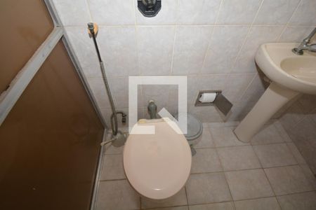 Casa à venda com 70m², 2 quartos e 6 vagasBanheiro da Suíte 2