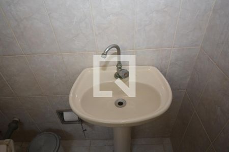 Casa à venda com 70m², 2 quartos e 6 vagasBanheiro da Suíte 2