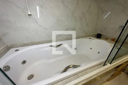 Casa à venda com 180m², 3 quartos e 3 vagasBanheira do Banheiro da Suíte