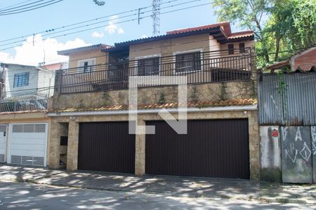 Casa à venda com 240m², 5 quartos e 3 vagas Casa à venda com 240m², 5 quartos e 3 vagasFachada