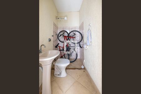 Casa à venda com 316m², 6 quartos e 2 vagas Casa à venda com 316m², 6 quartos e 2 vagasQuintal - Banheiro de Serviço