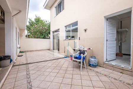 Casa à venda com 316m², 6 quartos e 2 vagas Casa à venda com 316m², 6 quartos e 2 vagasQuintal