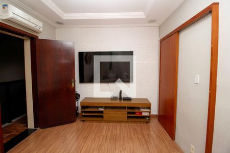 Casa à venda com 257m², 5 quartos e 4 vagas Casa à venda com 257m², 5 quartos e 4 vagasSala de TV