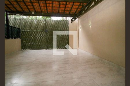 Casa à venda com 257m², 5 quartos e 4 vagas Casa à venda com 257m², 5 quartos e 4 vagasGaragem