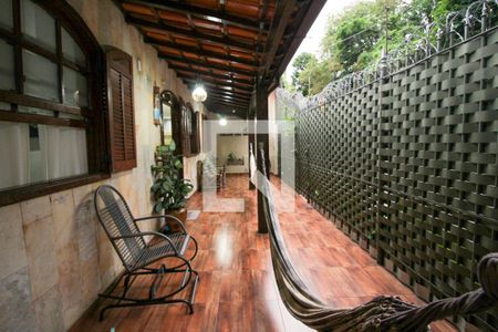 Casa à venda com 257m², 5 quartos e 4 vagas Casa à venda com 257m², 5 quartos e 4 vagasVaranda