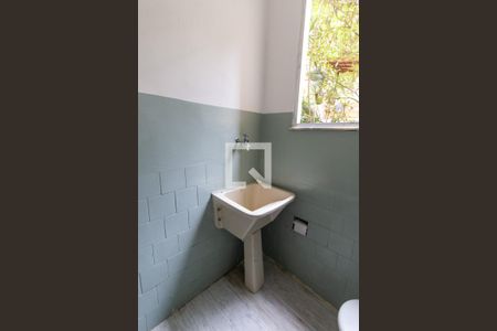 Banheiro de kitnet/studio para alugar com 1 quarto, 24m² em Santa Teresa, Rio de Janeiro