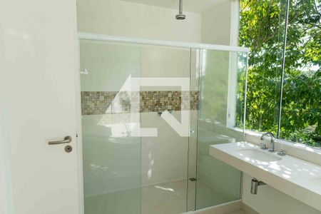 Casa de condomínio à venda com 436m², 5 quartos e 2 vagas Casa de condomínio à venda com 436m², 5 quartos e 2 vagasBanheiro da Suíte master