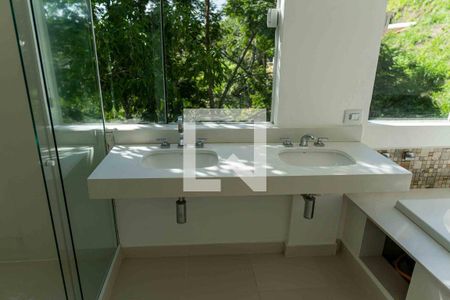 Casa de condomínio à venda com 436m², 5 quartos e 2 vagas Casa de condomínio à venda com 436m², 5 quartos e 2 vagasBanheiro da Suíte master