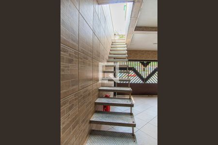 Casa à venda com 160m², 2 quartos e 2 vagas Casa à venda com 160m², 2 quartos e 2 vagasEscada