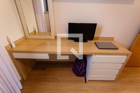 Apartamento à venda com 114m², 4 quartos e 3 vagasMesa de Escritório do Quarto 3