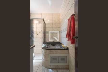 Casa à venda com 225m², 2 quartos e 7 vagasBanheiro da Suíte 1