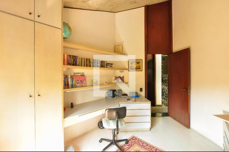 Casa à venda com 550m², 4 quartos e 4 vagas Casa à venda com 550m², 4 quartos e 4 vagasQuarto