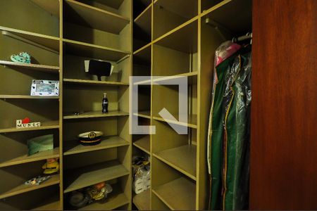 Casa à venda com 550m², 4 quartos e 4 vagas Casa à venda com 550m², 4 quartos e 4 vagasCloset da suíte 2