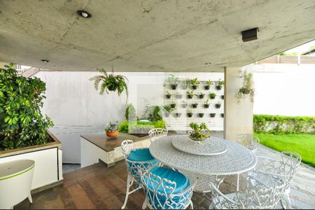 Casa à venda com 550m², 4 quartos e 4 vagas Casa à venda com 550m², 4 quartos e 4 vagasVaranda