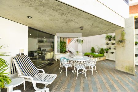 Casa à venda com 550m², 4 quartos e 4 vagas Casa à venda com 550m², 4 quartos e 4 vagasVaranda