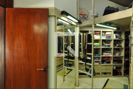 Casa à venda com 550m², 4 quartos e 4 vagas Casa à venda com 550m², 4 quartos e 4 vagasCloset da suíte 3