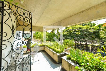 Casa à venda com 550m², 4 quartos e 4 vagas Casa à venda com 550m², 4 quartos e 4 vagasVaranda da Sala Íntima