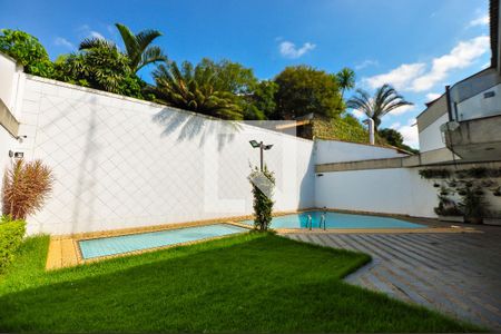 Casa à venda com 550m², 4 quartos e 4 vagas Casa à venda com 550m², 4 quartos e 4 vagasPiscina