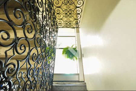 Casa à venda com 550m², 4 quartos e 4 vagas Casa à venda com 550m², 4 quartos e 4 vagasEscada