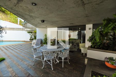 Casa à venda com 550m², 4 quartos e 4 vagas Casa à venda com 550m², 4 quartos e 4 vagasVaranda