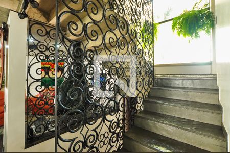 Casa à venda com 550m², 4 quartos e 4 vagas Casa à venda com 550m², 4 quartos e 4 vagasEscada