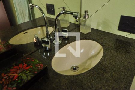 Casa à venda com 550m², 4 quartos e 4 vagas Casa à venda com 550m², 4 quartos e 4 vagasBanheiro Corredor