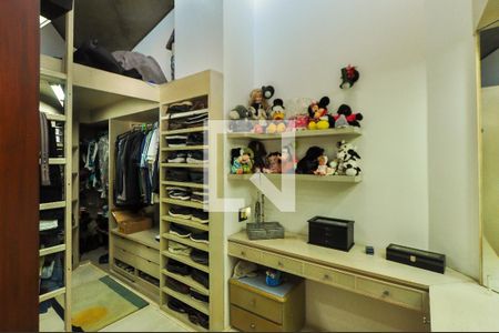 Casa à venda com 550m², 4 quartos e 4 vagas Casa à venda com 550m², 4 quartos e 4 vagasCloset da suíte 3