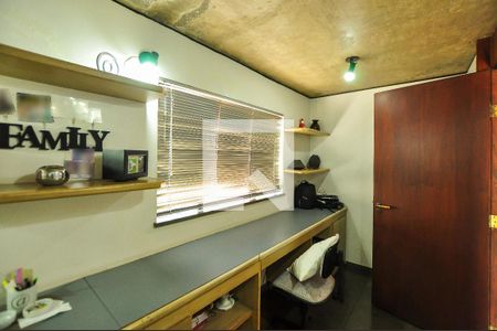 Casa à venda com 550m², 4 quartos e 4 vagas Casa à venda com 550m², 4 quartos e 4 vagasEscritório