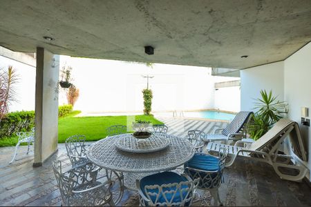 Casa à venda com 550m², 4 quartos e 4 vagas Casa à venda com 550m², 4 quartos e 4 vagasVaranda