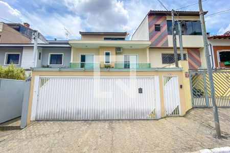 Casa à venda com 272m², 4 quartos e 3 vagas Casa à venda com 272m², 4 quartos e 3 vagasFachada