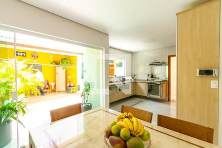 Casa à venda com 272m², 4 quartos e 3 vagas Casa à venda com 272m², 4 quartos e 3 vagasCozinha