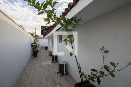 Casa de condomínio à venda com 180m², 3 quartos e 1 vaga Casa de condomínio à venda com 180m², 3 quartos e 1 vagaLateral da casa