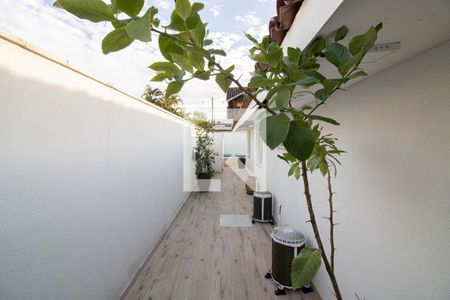 Casa de condomínio à venda com 180m², 3 quartos e 1 vaga Casa de condomínio à venda com 180m², 3 quartos e 1 vagaLateral da casa