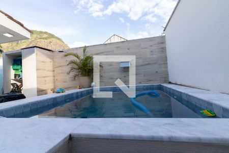 Casa de condomínio à venda com 180m², 3 quartos e 1 vaga Casa de condomínio à venda com 180m², 3 quartos e 1 vagaPiscina