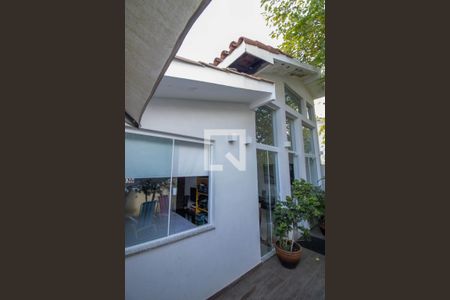 Casa de condomínio à venda com 180m², 3 quartos e 1 vaga Casa de condomínio à venda com 180m², 3 quartos e 1 vagaFachada