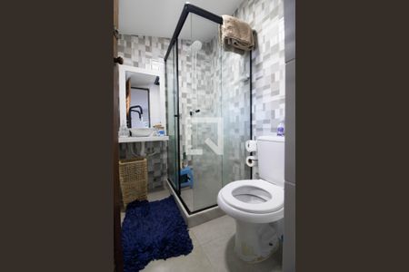 Casa de condomínio à venda com 180m², 3 quartos e 1 vaga Casa de condomínio à venda com 180m², 3 quartos e 1 vagaBanheiro da Suíte