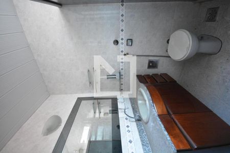 Casa à venda com 300m², 4 quartos e 4 vagasBanheiro da suite  da casa anexa