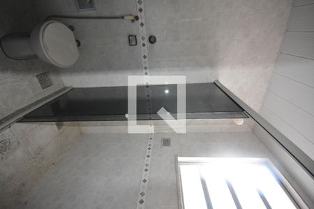 Casa à venda com 300m², 4 quartos e 4 vagasBanheiro da suite  da casa anexa