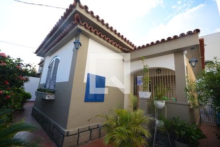 Casa à venda com 300m², 4 quartos e 4 vagasFachada lateral
