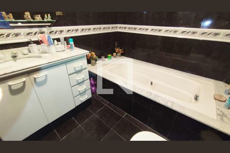 Casa à venda com 80m², 3 quartos e 4 vagas Casa à venda com 80m², 3 quartos e 4 vagasBanheiro da Suíte 1