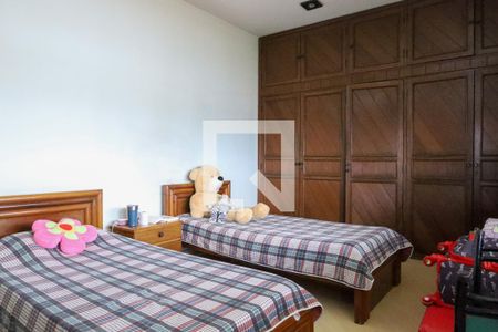 Casa à venda com 847m², 5 quartos e 6 vagas Casa à venda com 847m², 5 quartos e 6 vagasQuarto 1