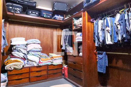 Casa à venda com 847m², 5 quartos e 6 vagas Casa à venda com 847m², 5 quartos e 6 vagasCloset da suíte 1