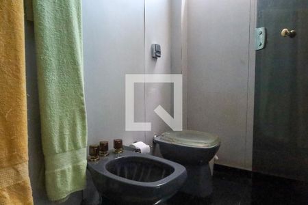 Casa à venda com 847m², 5 quartos e 6 vagas Casa à venda com 847m², 5 quartos e 6 vagasBanheiro da Suíte 1