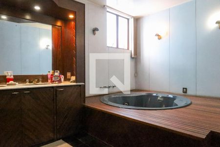 Casa à venda com 847m², 5 quartos e 6 vagas Casa à venda com 847m², 5 quartos e 6 vagasBanheiro da Suíte 1