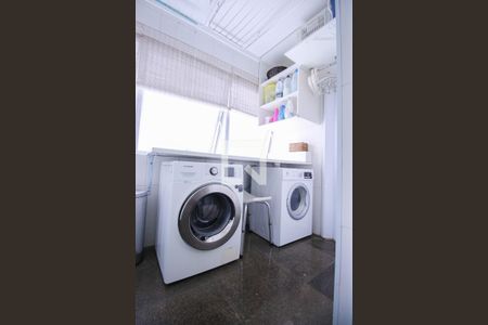 Casa à venda com 200m², 5 quartos e 3 vagas Casa à venda com 200m², 5 quartos e 3 vagasÁrea de Serviço