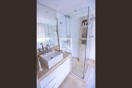 Casa à venda com 200m², 5 quartos e 3 vagas Casa à venda com 200m², 5 quartos e 3 vagasBanheiro