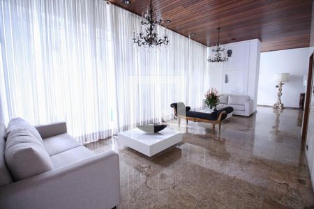 Casa à venda com 200m², 5 quartos e 3 vagas Casa à venda com 200m², 5 quartos e 3 vagasÁrea comum