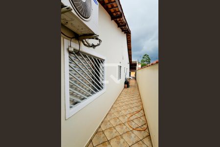 Casa à venda com 90m², 2 quartos e 2 vagasCorredor Lateral 