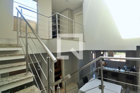 Casa à venda com 258m², 3 quartos e 6 vagasEscada