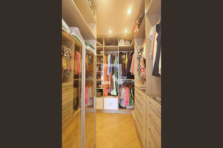 Casa à venda com 258m², 3 quartos e 6 vagasSuíte 1 - Closet